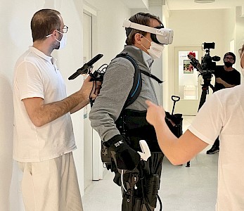Jetzt neu: Mit Exoskelett und VR-Brille am Strand spazieren gehen